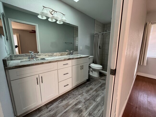 Building Photo - 325 Redwing Way