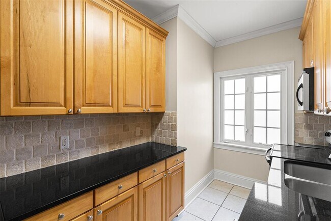 Building Photo - 2117 W Dekle Ave