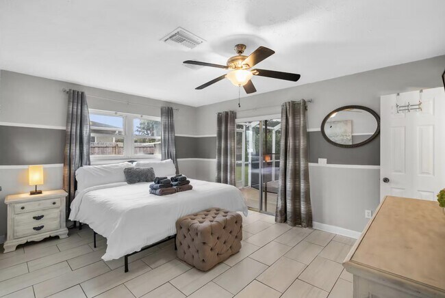 Building Photo - 730 SE White Ave