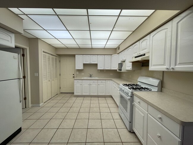 Building Photo - Nice and Spacious 1 Bedroom 1 Bath with Attached 1 Car Garage located in Wauconda!