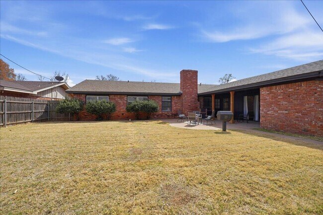Building Photo - Charming one-of-a-kind 4 Bedroom Home
