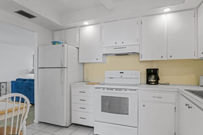 Building Photo - 225 S Beach Rd