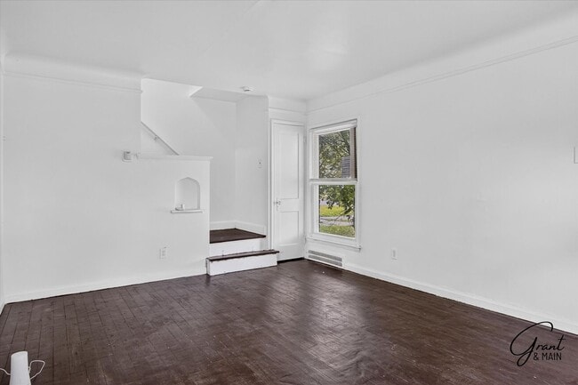 Building Photo - $1250 2 bedroom