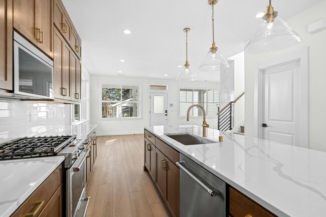 Building Photo - 3bd/2.75ba Redmond Home