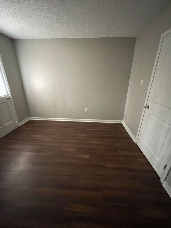 Building Photo - 2BR 1 Bath in Central.