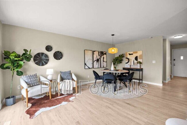 Building Photo - 206 S Holman Way