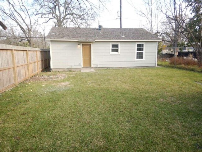 Building Photo - 4218 Buck St