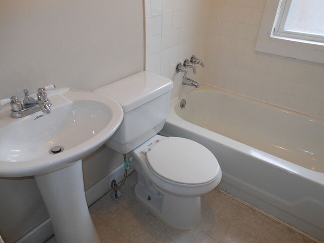 Building Photo - Charming 2Bed 1 Bath Home  Perfect for Families, Accepts Section 8/Housing Vouchers!