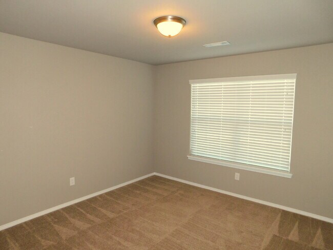 Building Photo - Charming Three Bedroom Home in Fayetteville