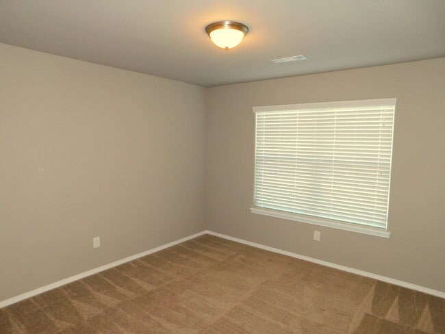Building Photo - Charming Three Bedroom Home in Fayetteville  To schedule your own showing: 479-341-6744. Apply at...