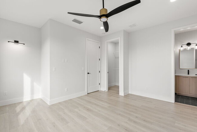 Building Photo - LIKE NEW Luxury Townhome For Rent in Tampa...