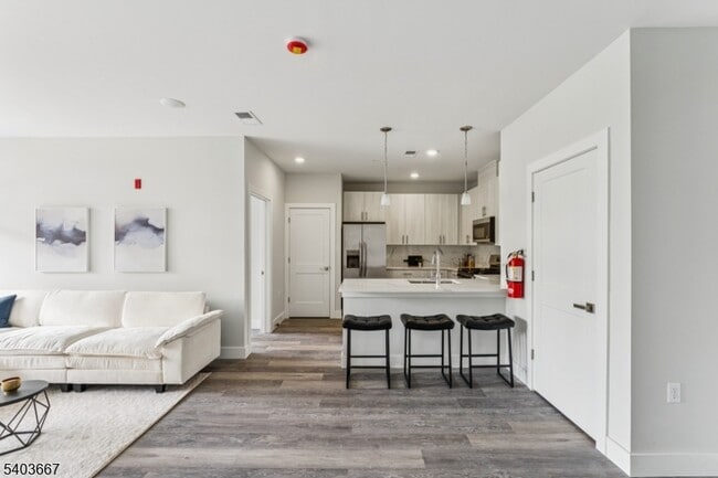 Building Photo - 140 W Webster Ave