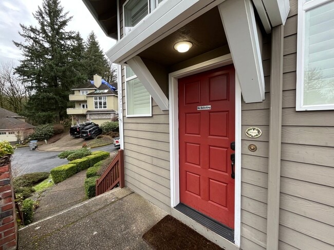 Building Photo - Immaculate 4 bedroom, 3.5 bathroom, tri-level Home in Tigard!! Expansive Views, Office space, Gam...