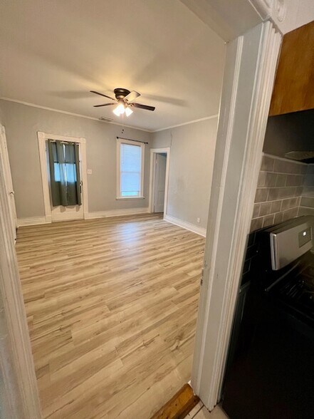 Building Photo - 39 1/2 Milton Ave