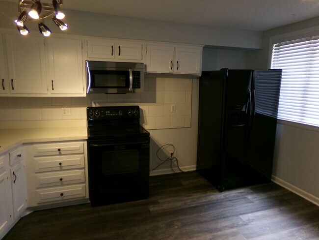 Building Photo - Country Club and Peace Haven Area