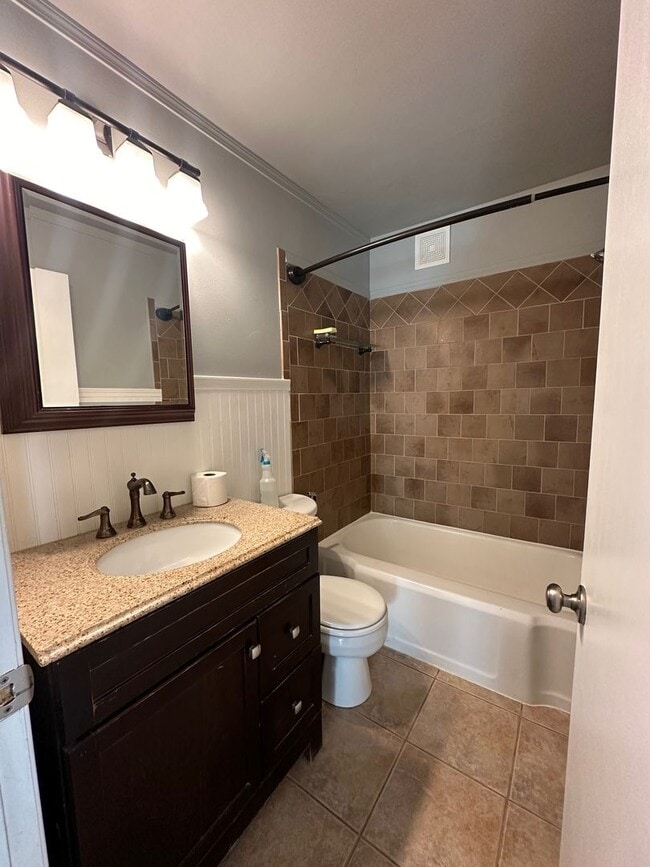 Building Photo - Dont Miss this 3 Bedroom 2 Bath Shadle Rancher