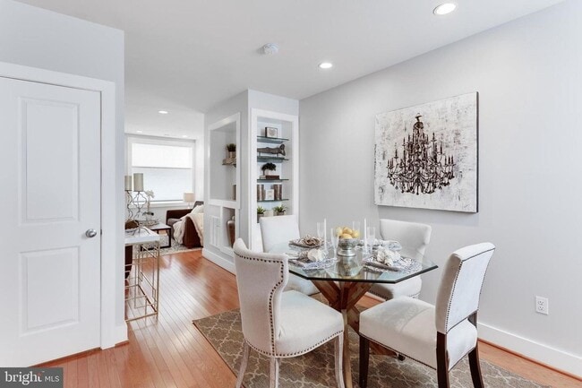 Building Photo - Gorgeous Rowhome Walking Distance to Colum...