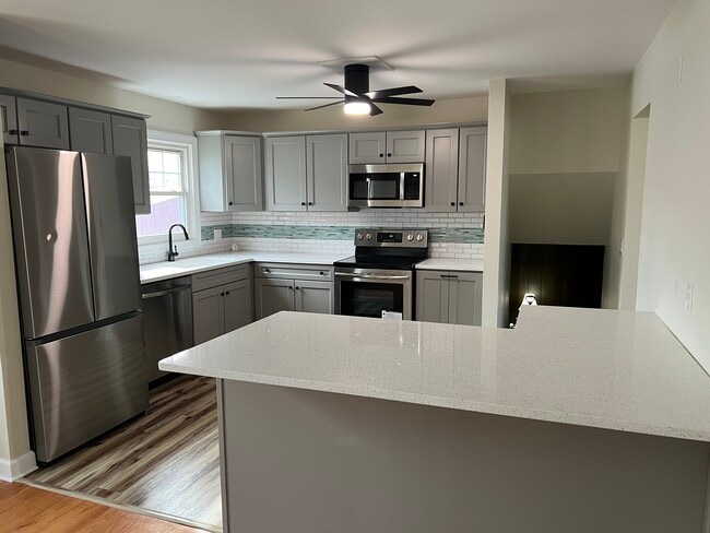 Building Photo - 1533 Lois Ln