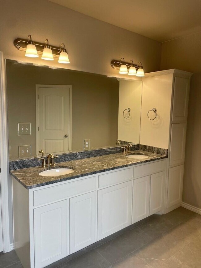 Building Photo - Newer Home in Grand Places