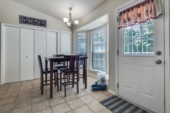 Building Photo - 3499 Longview Dr