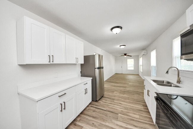 Building Photo - 406 73rd St