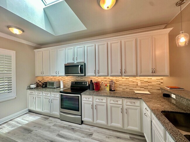 Building Photo - Modern Comfort in Fletcher Oaks – 3BR/2BA ...
