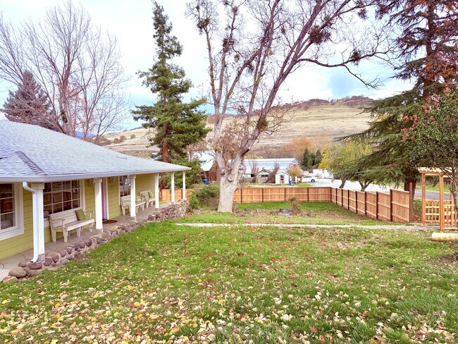 Building Photo - 2099 Emigrant Creek Rd