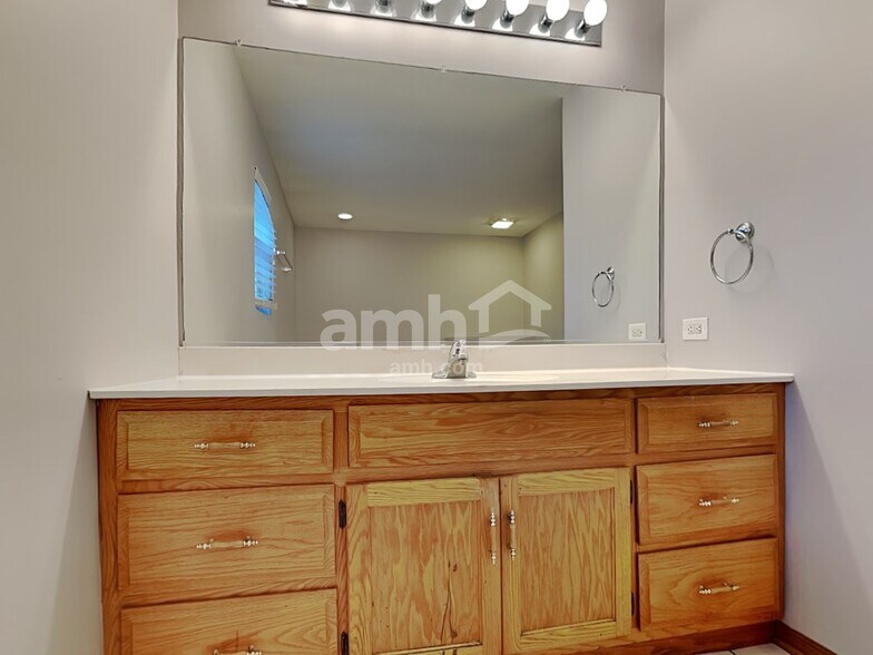 Building Photo - 25773 S Hoover Ct