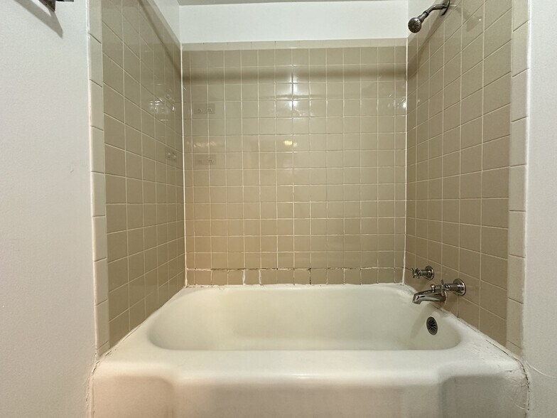 Building Photo - 4632 N Paulina St