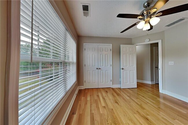 Building Photo - 990 Golden Meadows Ln