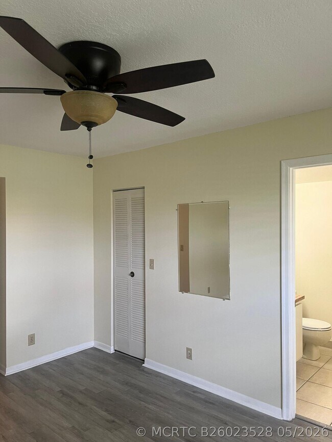 Building Photo - 9993 Three Lakes Cir