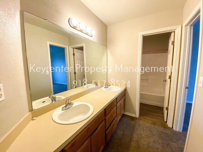 Building Photo - 3 Bed | 1.5 Bath in Central Tulsa!