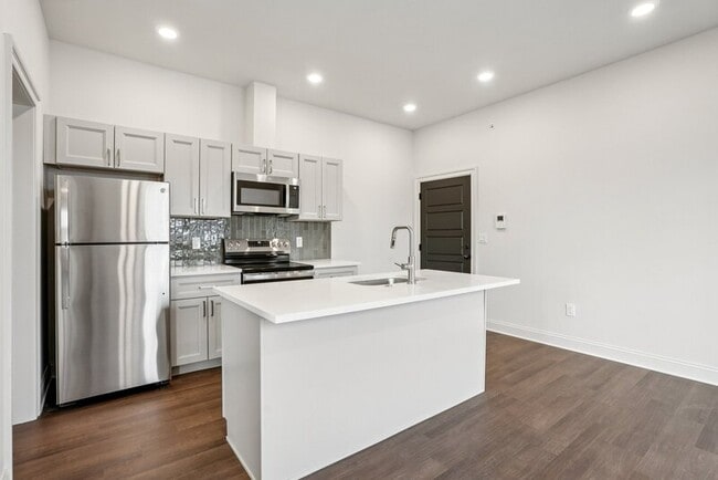 Building Photo - 472 Roxborough Ave