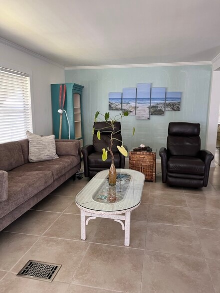 Building Photo - 618 N Silver Cir