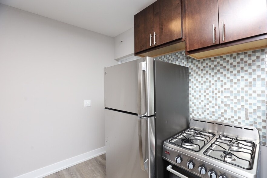 Building Photo - 747 W Cornelia Ave