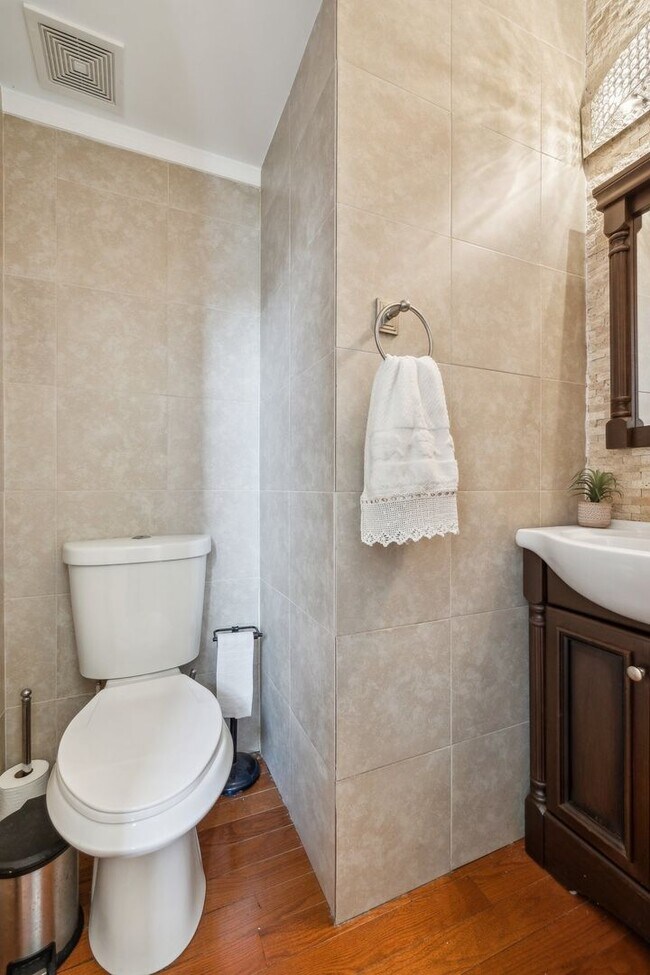 Building Photo - Stunning single-family home filled with th...