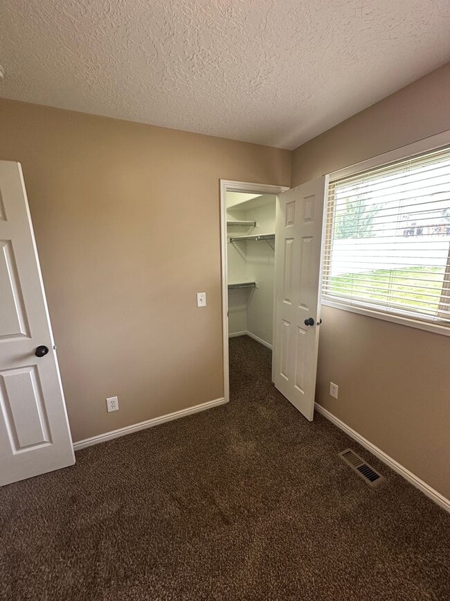 Building Photo - Great Family Home in Excellent West Jordan...