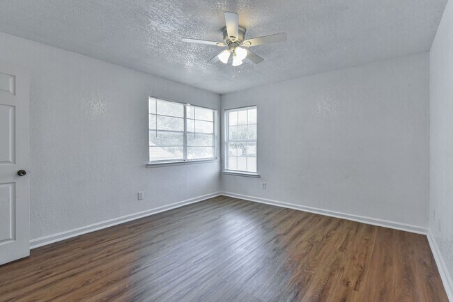 Building Photo - 1128 Royal Crest Dr