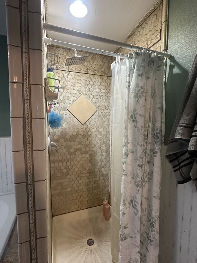 Building Photo - 724 W State St