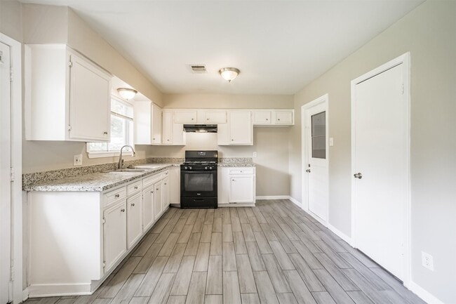 Building Photo - 1306 Glencrest Dr
