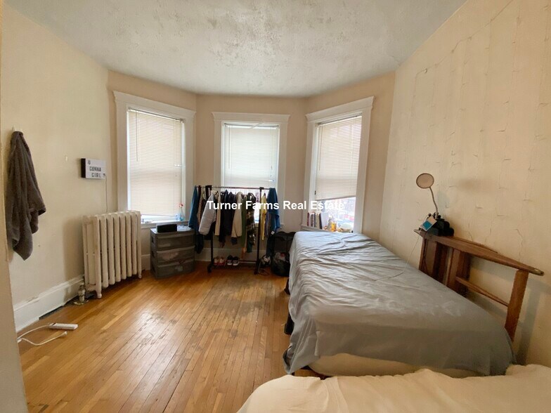 Building Photo - 456 Park Dr