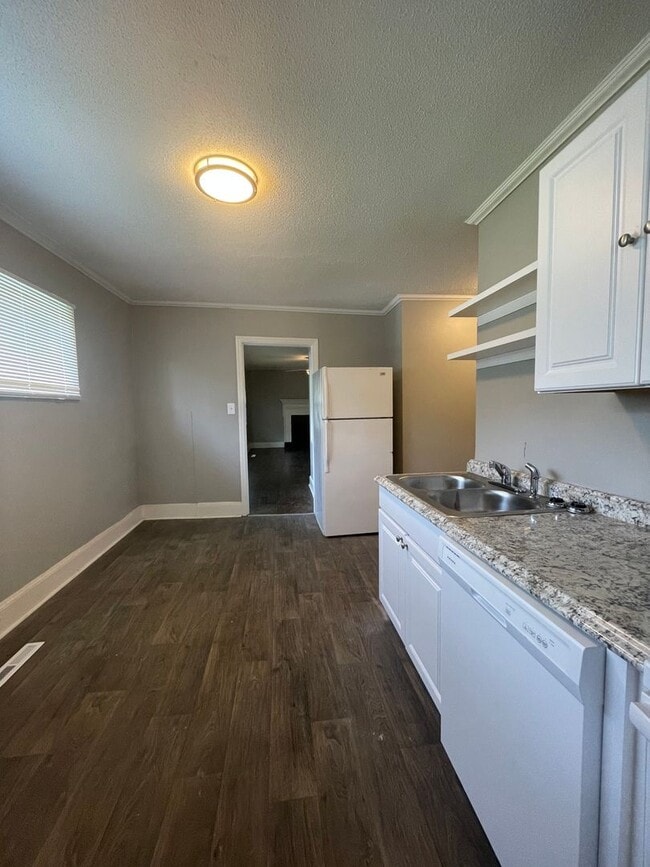 Building Photo - Coming Soon! 3 bedroom 1 bathroom house !
