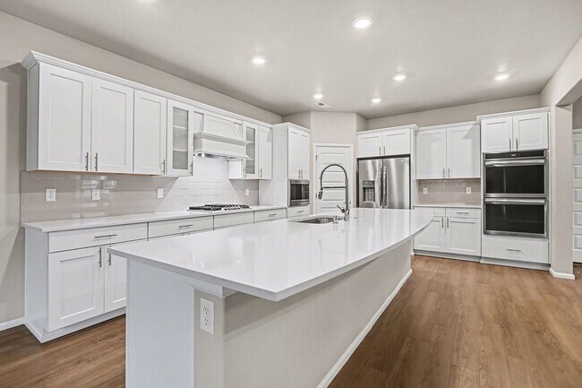 Building Photo - 4 bed 2.5 bath spacious home available for move in NOW