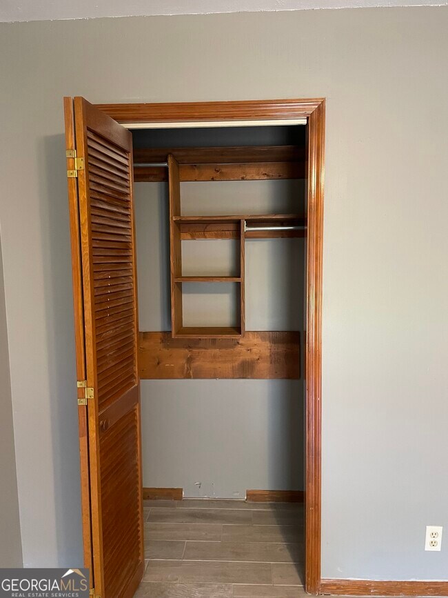 Building Photo - 211 N Woodvalley Dr