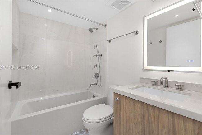 Building Photo - 1800 Sunset Harbour Dr