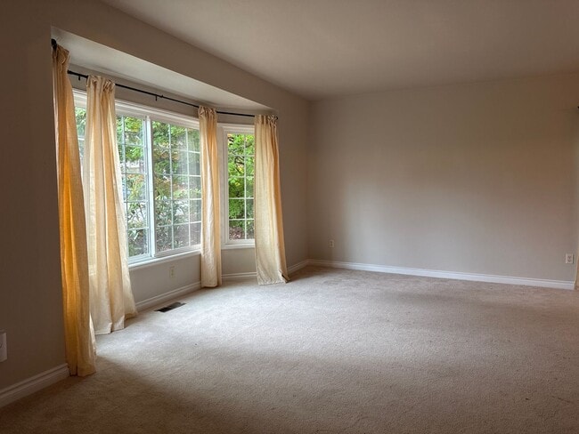 Building Photo - Beautiful Tri-level 4 beds, 2.5 baths plus...