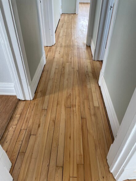 Building Photo - 432 E 7th St