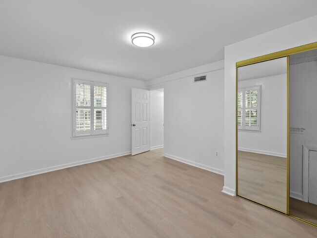 Building Photo - Sought-After fully remodeled Park Glen Condo Living in Arlington!