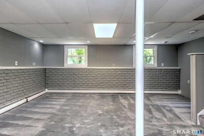 Building Photo - 68 Pond Hill Rd