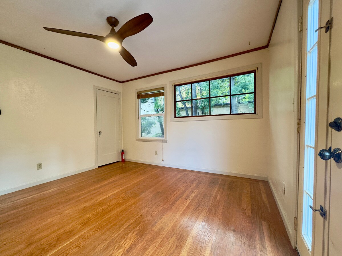 Building Photo - 645 Jean St